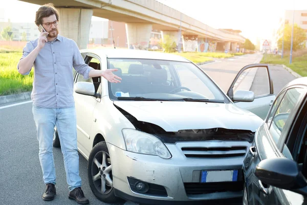 Homem chamando ajuda após acidente de carro na estrada — Fotografia de Stock