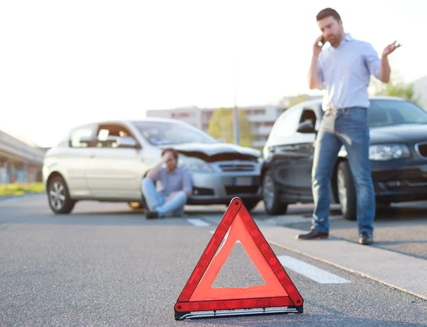 Άνδρες κλήση πρώτων βοηθειών μετά από ένα κακό αυτοκινητιστικό δυστύχημα στο δρόμο — Φωτογραφία Αρχείου