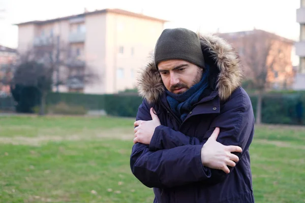 Man gekleed in warme kleren koud gevoel — Stockfoto