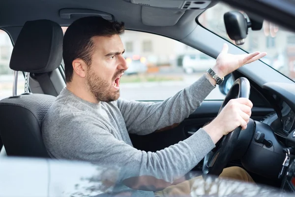 Ritratto di conducente arrabbiato e maleducato seduto nella sua auto — Foto Stock