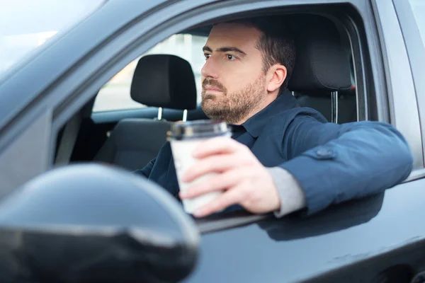 Πορτρέτο του ο άνθρωπος που πίνει καφέ κατά την οδήγηση αυτοκινήτου — Φωτογραφία Αρχείου