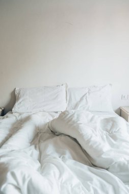Sabahları dağınık beyaz çarşaf