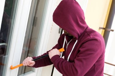 Bir evde bir hırsızlık yapmak pencere kilidi zorlama kukuletalı hırsız