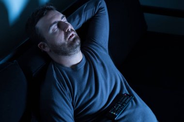 Uyku ve geceleri tv izlerken sıkıldım adam