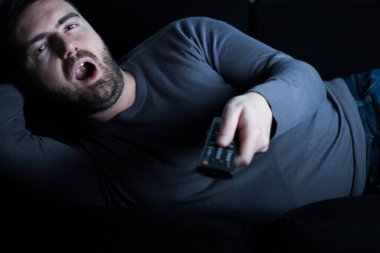 Geceleri televizyon izlerken sıkıldım adam