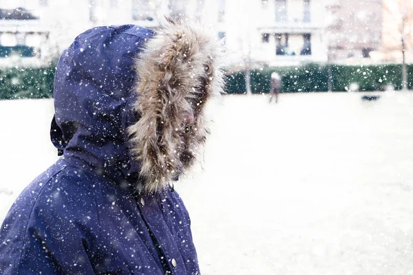 Man dressed in warm clothing to protect himself from snow — Stock Photo, Image