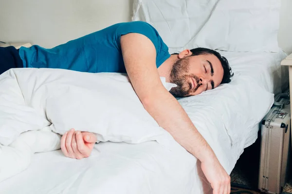 Hombre cansado durmiendo en la cama por la mañana —  Fotos de Stock