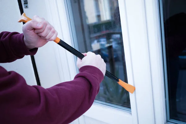 Cambrioleur à capuchon forçant la fenêtre à voler dans la maison — Photo