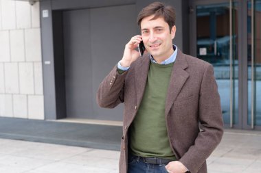 Evet ceket ile neşeli adam