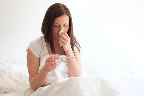 Mujer enferma sintiéndose mal y acostada en la cama — Foto de Stock