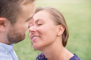 Kadın açık erkek arkadaşıyla öpecek mi