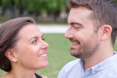 Birkaç erkek ve kadın birlikte portre açık