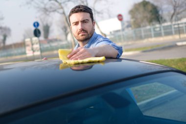 Adam dikkat çekici ve arabasını Temizleme