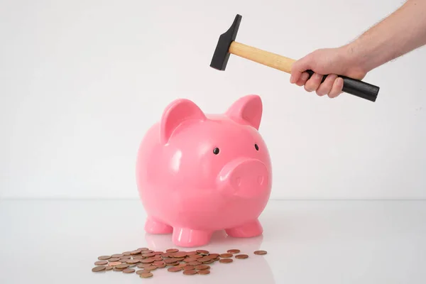 Martelo e piggy banco conceito de poupança de dinheiro — Fotografia de Stock