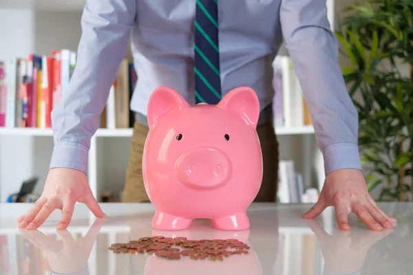 Biznesmen rachunkowości jego zarobków i oszczędności i zysków — Zdjęcie stockowe