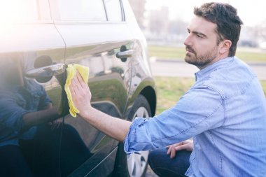 Adam dikkat çekici ve arabasını Temizleme