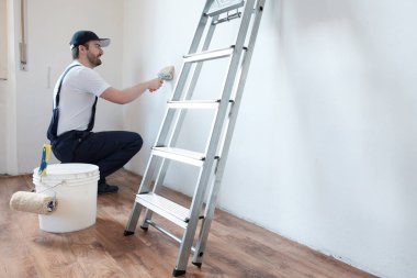 Profesyonel ressam çalışan bir duvar boyama
