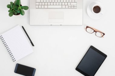 Dan yukarıda beyaz Ofis Masası tablet ve smartphone ile göster