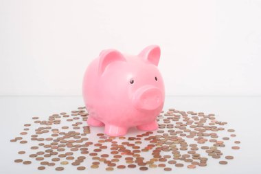 Kumbara para tasarrufu Finans Concept.Piggy beyaz arka plan üzerinde izole banka.