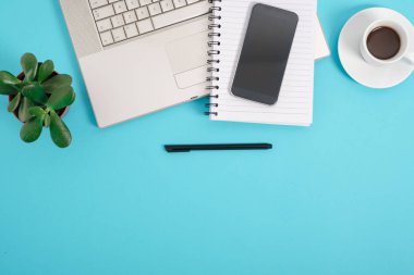 Bir sürü şey üstünde o ile mavi ofis resepsiyon masası. Kopya alanı ile yüksek açılı görünüş.