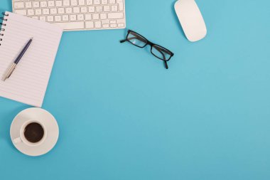 Bir sürü şey üstünde o ile mavi ofis resepsiyon masası. Kopya alanı ile yüksek açılı görünüş.