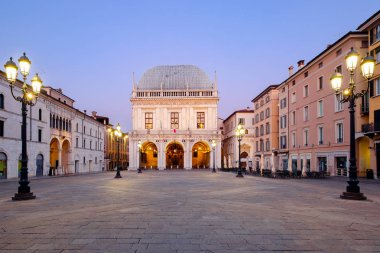 Brescia İtalyan şehri Garda Gölü ana square yakınındaki piazza loggia denilen
