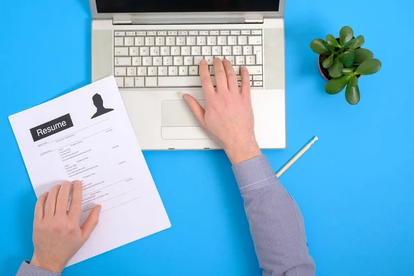 Werklozen man vullen en CV toepassing schrijft — Stockfoto