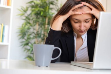 Genç yorgun işkadını yorgun ve çaresiz