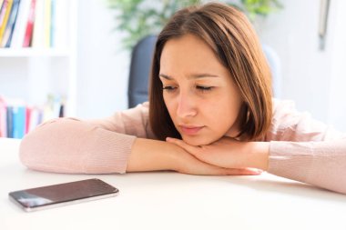 Üzgün kız erkek smartphone ileti için bekleyen