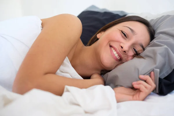 Mujer feliz despertando en la mañana y sonriendo — Foto de Stock