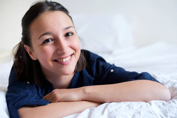 Retrato facial de mulher sorridente na cama — Fotografia de Stock