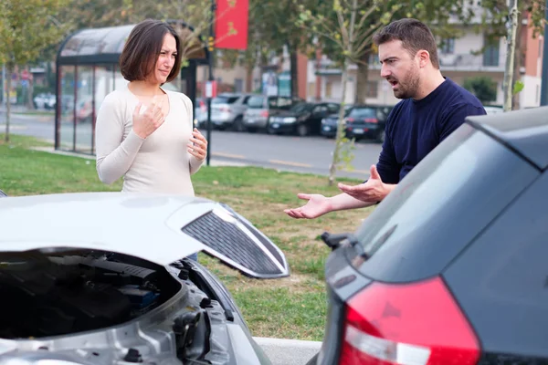 Silniční vztek mezi mužem a ženou, protože auto crash — Stock fotografie