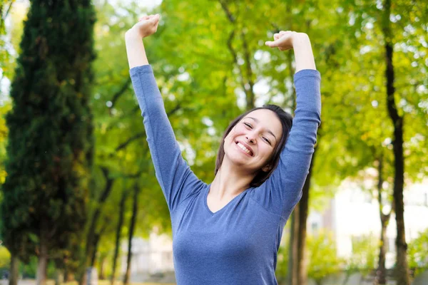 Mujer feliz es relajante y elevada a los brazos del cielo en summ soleado —  Fotos de Stock