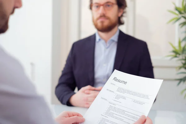 Recrutador leitura currículo de um candidato a um emprego — Fotografia de Stock