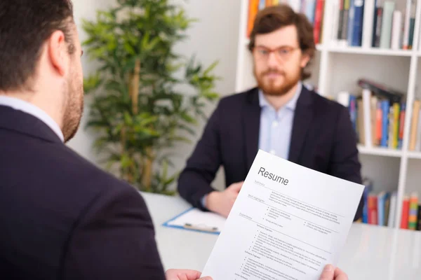 Recrutador leitura currículo de um candidato a um emprego — Fotografia de Stock