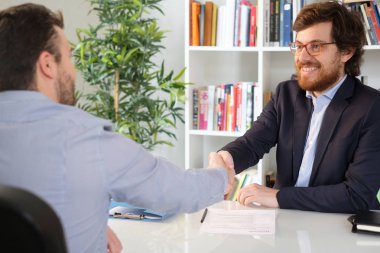 İşadamı anlaşma kapanış bir istemci ile mutlu