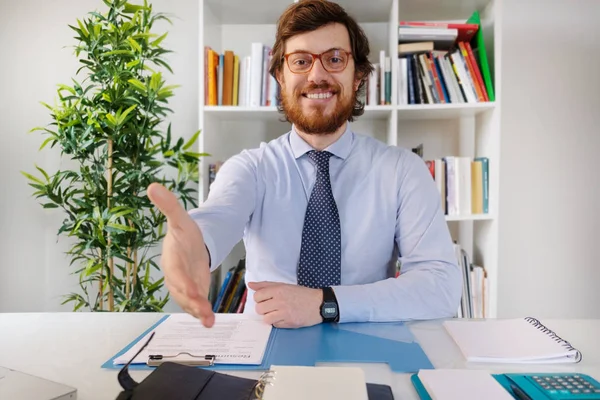 Empresarios muy felices después de una negociación exitosa —  Fotos de Stock