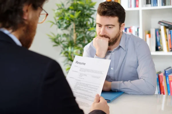 Candidato de trabajo preocupado esperando decisión de contratación — Foto de Stock