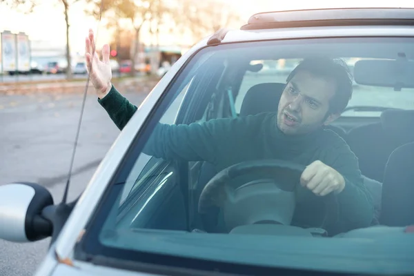 Primer plano retrato de agresivo conductor masculino bocinazos en el tráfico ja — Foto de Stock