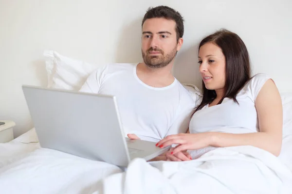Ευτυχισμένο ζευγάρι ψάχνει για συμβουλές σε θέματα καταναλωτών στο διαδίκτυο — Φωτογραφία Αρχείου