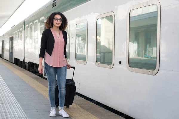 Junge schwarze Frau wartet auf den Zug — Stockfoto