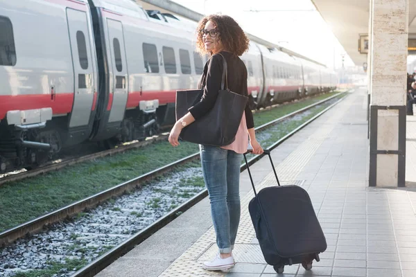 Jovem negra esperando o trem — Fotografia de Stock