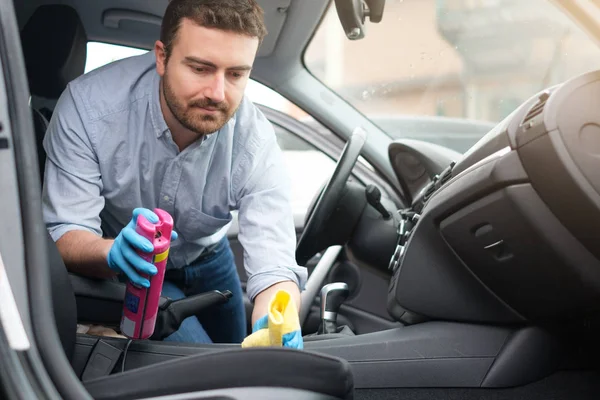 그의 자동차 인테리어를 청소 하는 남자 — 스톡 사진