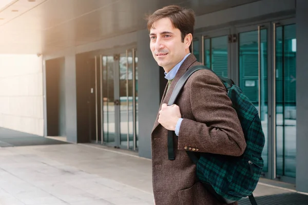 Glücklicher Geschäftsmann zu Fuß und zur Arbeit — Stockfoto