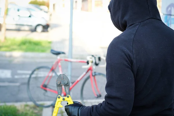 Ladro rubare una bicicletta nella strada della città — Foto Stock