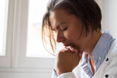 Kadın arayan yalnız bir ruh hali dışında bir pencere yanında