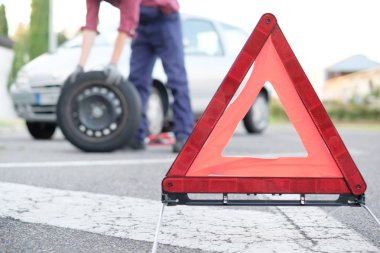 Adam araç arıza sonra düz bir lastik değiştirme