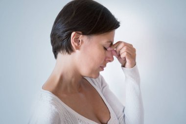 Arka plan üzerinde ciddi dalgın kadın yüz ifadesi