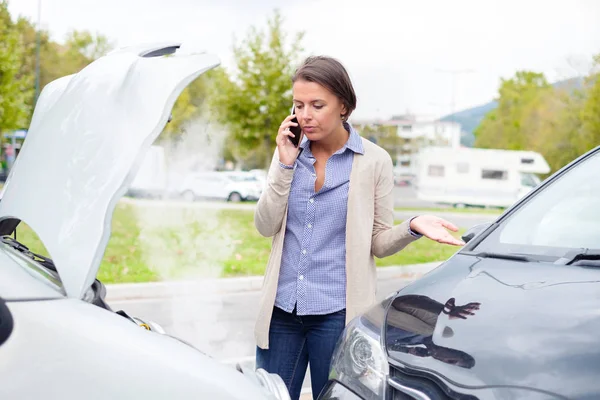 Mujer llamando después de accidente de coche en la calle — Foto de Stock