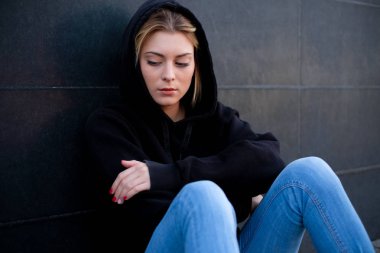 Siyah arka plan duvar genç cüppeli kız portresi